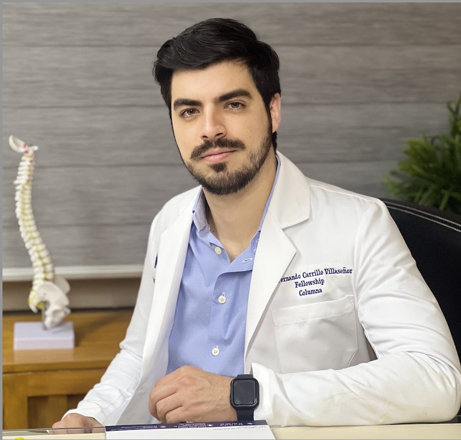 Dr. Fernando Carrillo Villaseñor en su consultorio, especialista en Cirugía de Columna