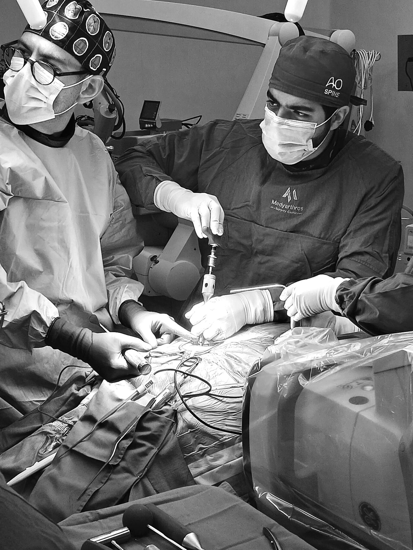 Dr. Carrillo realizando un procedimiento de columna guiado por navegación quirúrgica