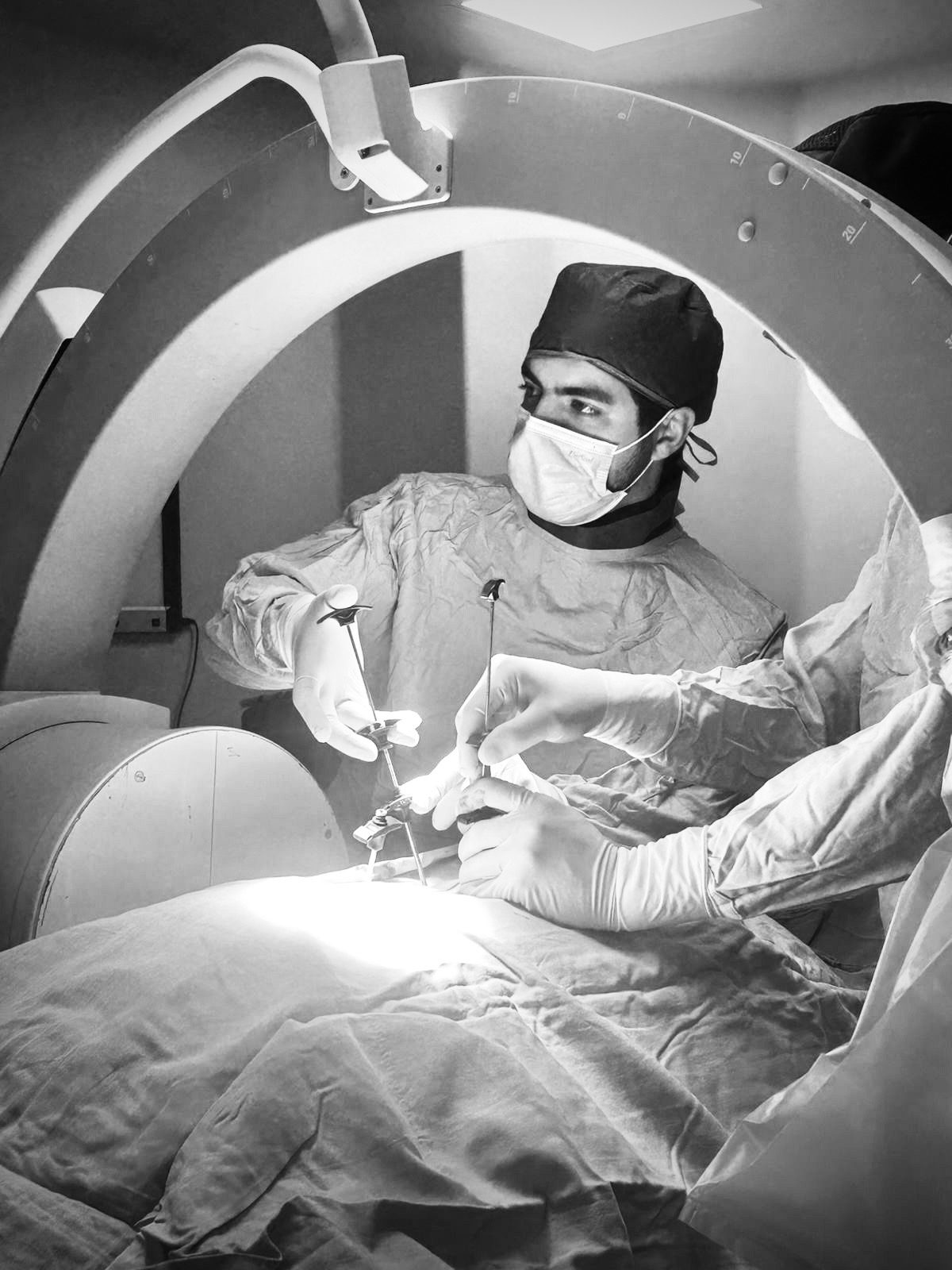 Dr. Carrillo en cirugía de columna con equipo de fluoroscopía